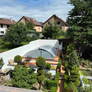 💦🌿 Basen, który zachęca do kąpieli, i zadaszenie, które chroni! Więcej na www.poolgluc.pl #basen #zadaszeniebasenu #ogród...